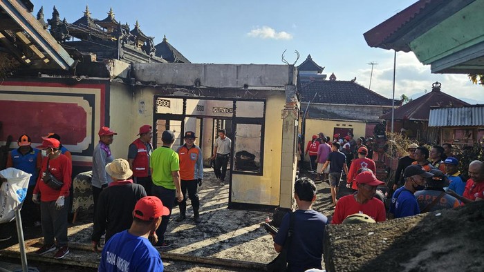 BPBD Klungkung membersihkan puing-puing rumah Ni Ketut Ruci di Desa Gunaksa, Klungkung, Rabu (28/6/2023). Rumah tersebut terbakar Senin malam (26/6/2023).