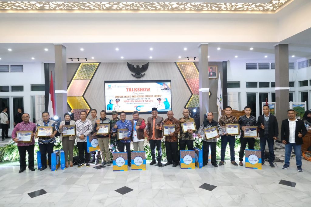 Pemkab Garut menerima penghargaan.