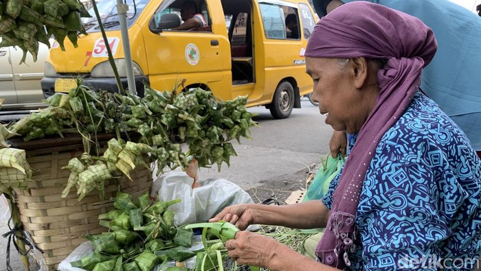 Pengrajin cangkang ketupat di Medan. (Foto: Kartika Sari)