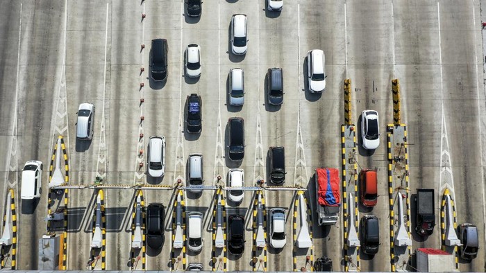 Peningkatan kendaraan keluar Jakarta Pengendara mobil mengantre memasuki Gerbang Tol Cikampek Utama, Tol Jakarta - Cikampek, Karawang, Jawa Barat, Rabu (28/6/2023). PT Jasa Marga mencatat pada Selasa (27/6) atau H-2 Hari Raya Idul Adha 1444 H sebanyak 182.279 kendaraan keluar dari Jakarta melalui empat gerbang tol utama Jasa Marga atau mengalami peningkatan 43,34 persen dibandingkan hari normal. ANTARA FOTO/Hafidz Mubarak A/foc.