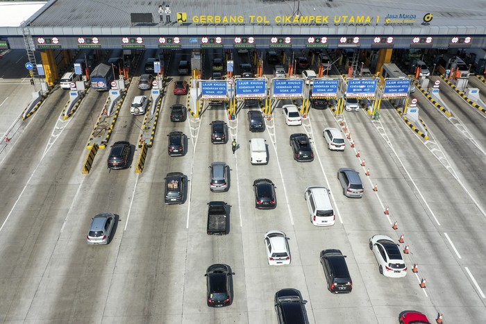 Pengendara mobil mengantre memasuki Gerbang Tol Cikampek Utama, Tol Jakarta - Cikampek, Karawang, Jawa Barat, Rabu (28/6/2023). PT Jasa Marga mencatat pada Selasa (27/6) atau H-2 Hari Raya Idul Adha 1444 H sebanyak 182.279 kendaraan keluar dari Jakarta melalui empat gerbang tol utama Jasa Marga atau mengalami peningkatan 43,34 persen dibandingkan hari normal. ANTARA FOTO/Hafidz Mubarak A/foc.