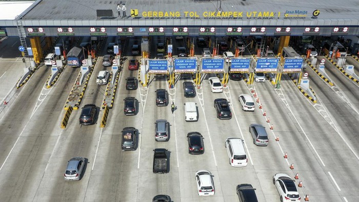 Pengendara mobil mengantre memasuki Gerbang Tol Cikampek Utama, Tol Jakarta - Cikampek, Karawang, Jawa Barat, Rabu (28/6/2023). PT Jasa Marga mencatat pada Selasa (27/6) atau H-2 Hari Raya Idul Adha 1444 H sebanyak 182.279 kendaraan keluar dari Jakarta melalui empat gerbang tol utama Jasa Marga atau mengalami peningkatan 43,34 persen dibandingkan hari normal. ANTARA FOTO/Hafidz Mubarak A/foc.