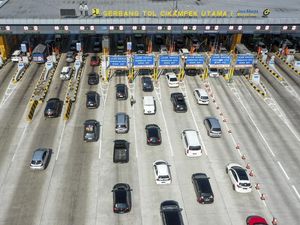 Suasana Lalin Gerbang Tol Cikampek Utama Siang Ini Masih Lancar