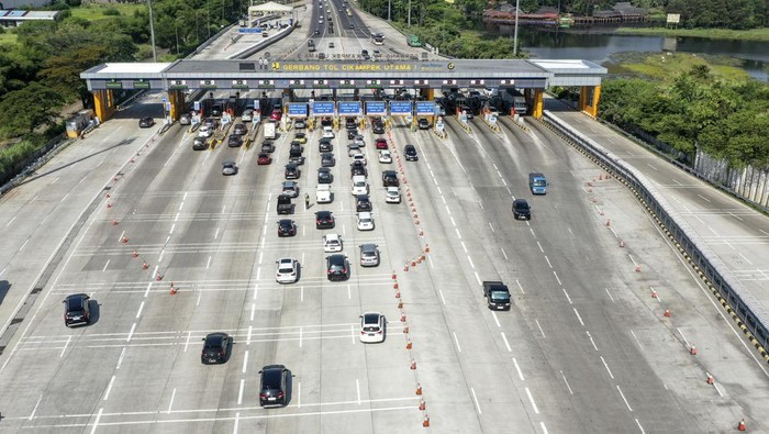 Pengendara mobil mengantre memasuki Gerbang Tol Cikampek Utama, Tol Jakarta - Cikampek, Karawang, Jawa Barat, Rabu (28/6/2023). PT Jasa Marga mencatat pada Selasa (27/6) atau H-2 Hari Raya Idul Adha 1444 H sebanyak 182.279 kendaraan keluar dari Jakarta melalui empat gerbang tol utama Jasa Marga atau mengalami peningkatan 43,34 persen dibandingkan hari normal. ANTARA FOTO/Hafidz Mubarak A/foc.