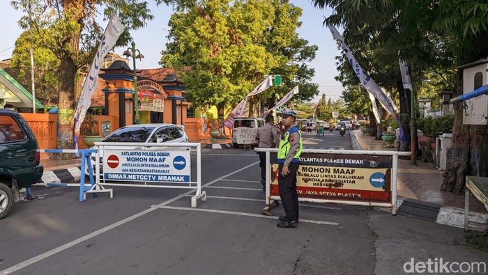 Penyekatan jalan di Kota Demak jelang Grebeg Besar, Rabu (28/6/2023).
