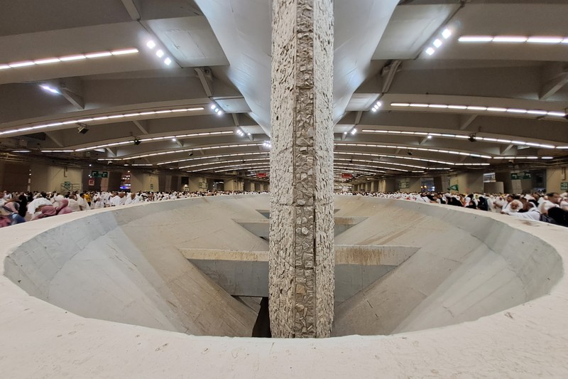 Jamaah haji melempar jumroh aqobah di Jamarat, Mekah, Arab Saudi, Rabu (28/6/2023). Lempar jumrah aqobah merupakan salah satu syarat yang wajib dilakukan pada ibadah haji sebagai simbol pengusiran setan yang pernah dilakukan Nabi Ibrahim AS. ANTARAFOTO/Wahyu Putro A/foc.