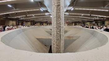 Makna dari melempar jumrah adalah setan dapat merasa sakit dan terhina apabila seorang mukmin mengingat Allah dan menjalankan perintah-Nya. Karenanya, saat lempar jumrah, jemaah terus menyebut dan mengingat kuasa Allah SWT. Foto: ANTARA FOTO/Wahyu Putro A