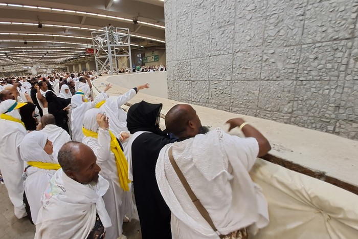 Jamaah haji melempar jumroh aqobah di Jamarat, Mekah, Arab Saudi, Rabu (28/6/2023). Lempar jumrah aqobah merupakan salah satu syarat yang wajib dilakukan pada ibadah haji sebagai simbol pengusiran setan yang pernah dilakukan Nabi Ibrahim AS. ANTARAFOTO/Wahyu Putro A/foc.