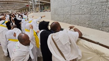 Tentu ritual ini tak sekadar melempar kerikil dan asal mengenai tiang, melainkan sebagai simbolisasi umat Islam yang melakukan ibadah haji dalam melawan setan. Foto: ANTARA FOTO/Wahyu Putro A