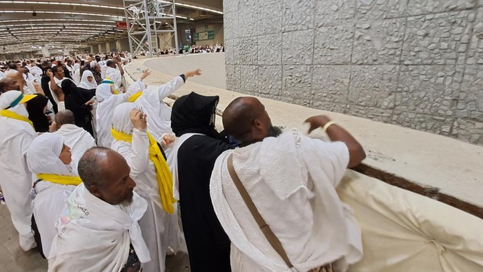 Jamaah haji melempar jumroh aqobah di Jamarat, Mekah, Arab Saudi, Rabu (28/6/2023). Lempar jumrah aqobah merupakan salah satu syarat yang wajib dilakukan pada ibadah haji sebagai simbol pengusiran setan yang pernah dilakukan Nabi Ibrahim AS. ANTARAFOTO/Wahyu Putro A/foc.