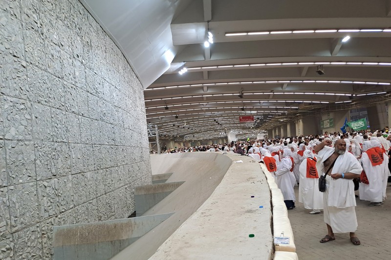 Jamaah haji melempar jumroh aqobah di Jamarat, Mekah, Arab Saudi, Rabu (28/6/2023). Lempar jumrah aqobah merupakan salah satu syarat yang wajib dilakukan pada ibadah haji sebagai simbol pengusiran setan yang pernah dilakukan Nabi Ibrahim AS. ANTARAFOTO/Wahyu Putro A/foc.