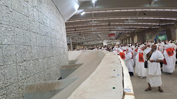 Jamaah haji melempar jumroh aqobah di Jamarat, Mekah, Arab Saudi, Rabu (28/6/2023). Lempar jumrah aqobah merupakan salah satu syarat yang wajib dilakukan pada ibadah haji sebagai simbol pengusiran setan yang pernah dilakukan Nabi Ibrahim AS. ANTARAFOTO/Wahyu Putro A/foc.