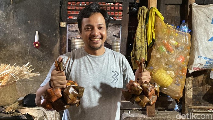 Potret rumah produksi di Kampung Ketupat Sukabumi