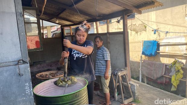 Potret rumah produksi di Kampung Ketupat Sukabumi