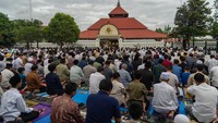 Umat muslim melaksanakan Shalat Idul Adha 1444 H di halaman Masjid Gedhe Kauman, Yogyakarta, Rabu (28/6/2023).  