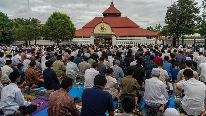 Umat muslim melaksanakan Shalat Idul Adha 1444 H di halaman Masjid Gedhe Kauman, Yogyakarta, Rabu (28/6/2023). Sebagian umat muslim di Yogyakarta melaksanakan Shalat Idul Adha 1444 H pada Rabu (28/6) sesuai dengan keputusan PP Muhammadiyah. ANTARA FOTO/Andreas Fitri Atmoko/aww.