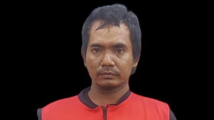 Pria bersandal berpaku di Surabaya
