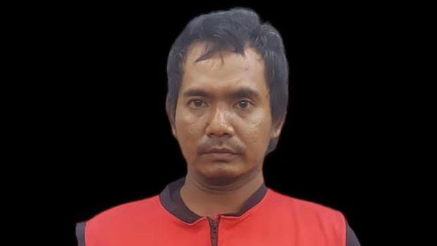Pria bersandal berpaku di Surabaya