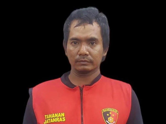 Pria bersandal berpaku di Surabaya