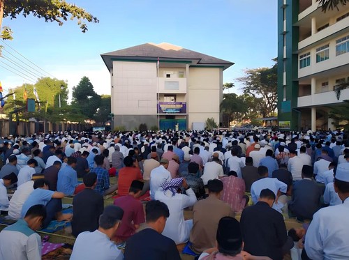 Ribuan jemaah Muhammadiyah di Kota Mataram, Nusa Tenggara Barat (NTB) melaksanakan salat Idul Adha 2023/1444 Hijriah di kompleks Kampus Universitas Muhammadiyah Mataram (Ummat), Rabu pagi (28/6/2023). (Helmy Akbar/detikBali)