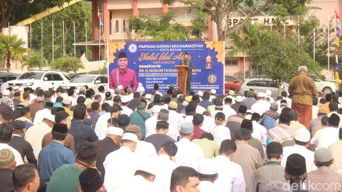 Ribuan warga Muhammadiyah Batam salat Idul Adha di Lapangan Parkir Temenggung Abdul Jamal. (Foto: Alamudin)