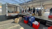 Pekerja memasukkan daging sapi kurban yang sudah dikemas ke pikap untuk dikirim ke pemesan (Foto: Praditya Fauzi Rahman)