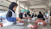 Pekerja mengemas sejumlah potongan daging sapi kurban di RPH Surabaya (Foto: Praditya Fauzi Rahman)