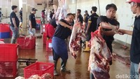 Para pekerja bersama-sama memotong daging sapi di Ruang Potong RPH Surabaya (Foto: Praditya Fauzi Rahman)