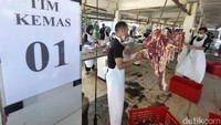 Pekerja RPH memotong daging sapi menjadi beberapa bagian sebelum dikemas dan dikirim ke pemesan (Foto: Praditya Fauzi Rahman)
