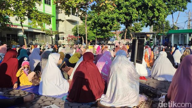 Jemaah usai melaksanakan salat Idul Adha 1444 H di halaman RS Roemani Semarang, Rabu (28/6/2023).