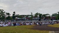 Pelangi muncul dengan durasi sekitar 5 menit. Setelah itu, pelangi tertutup awan. Foto: Eka Rimawati/detikJatim