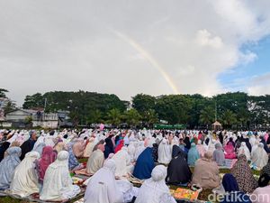 Keindahan Pelangi Hiasi Langit Banyuwangi Saat Salat Idul Adha Hari Ini