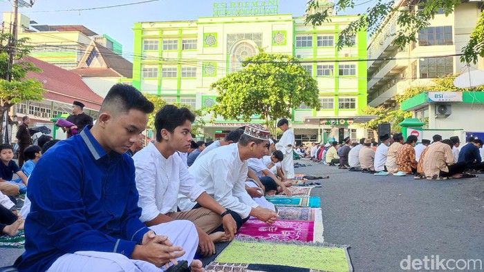 Jemaah usai melaksanakan salat Idul Adha 1444 H di halaman RS Roemani Semarang, Rabu (28/6/2023).