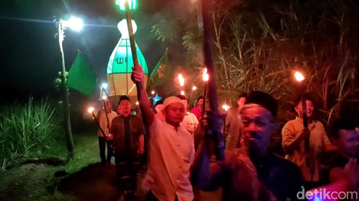 Santri di Kediri gelar pawai obor dan lampion sambut Idul Adha 1444 H