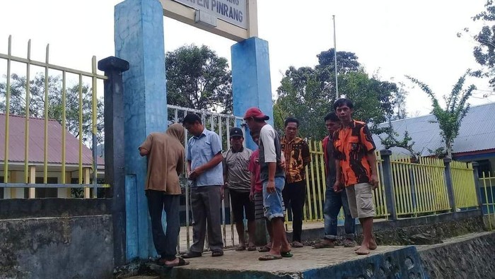 SD di Pinrang disegel tukang karena upah tidak dibayar oleh kontraktor.