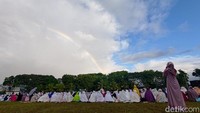 Meski sebentar, tak sedikit dari jemaah Muhammadiyah Banyuwangi yang mengabadikan pelangi tersebut. Mereka berswafoto sembari mengagumi ciptaan-NyaFoto: Eka Rimawati/detikJatim