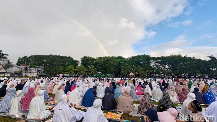 Semburat pelangi salat Idul Adha di Banyuwangi Semburat pelangi salat Idul Adha di Banyuwangi