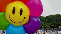 Beberapa anak merayakan Idul Adha dengan bahagia. Inilah potret balon milik anak-anak berlatar belakang pelangi di atas jemaah salat Idul Adha. Foto: Eka Rimawati/detikJatim