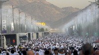Jutaan jemaah haji memadati Padang Arafah pada Selasa (27/6). Ritual di Arafah adalah puncak dari ibadah haji, sebagai salah satu dari rukun Islam. Perjalanan ke Gunung Arafah menjadi salah satu tantangan fisik yang harus dihadapi jemaah di tengah cuaca terik yang ekstrem.