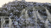 Menara air untuk menyemprotkan air dingin pun ditaruh di sejumlah titik untuk membantu jemaah dari cuaca panas.  