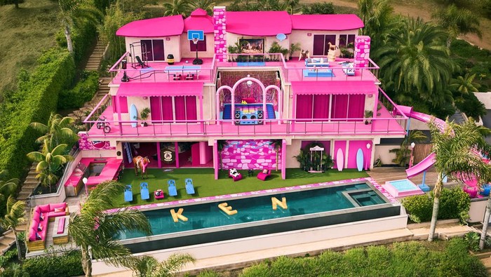 Serba Pink! Rumah Impian ala Barbie di Malibu Ini Disewakan Gratis Barbie's iconic Malibu Dreamhouse, which is making a return in real life with a three-story lookalike mansion that mirrors the set of Warner Bros' upcoming