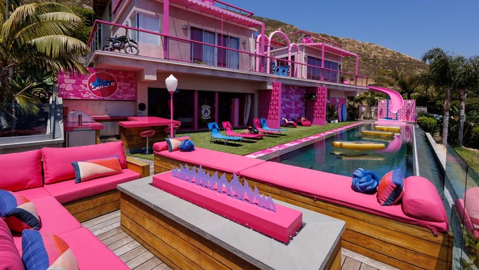 Serba Pink! Rumah Impian ala Barbie di Malibu Ini Disewakan Gratis Barbie's iconic Malibu Dreamhouse, which is making a return in real life with a three-story lookalike mansion that mirrors the set of Warner Bros' upcoming