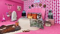 Rumah ini dilengkapi dengan satu kamar tidur dengan tempat tidur ukuran double berbentuk bundar, lengkap dengan bantal dan selimut dekoratif yang menampilkan motif kuda.  