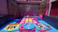 Di area ruang kamar juga ada arena sepatu roda dan arena disko dengan lantai neon. Para tamu dapat membawa pulang satu set sepatu roda kuning dan merah muda serta papan selancar mereka sendiri.  