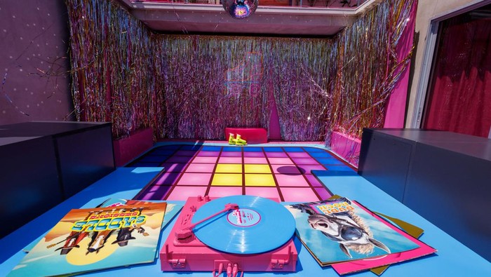 Serba Pink! Rumah Impian ala Barbie di Malibu Ini Disewakan Gratis Barbie's iconic Malibu Dreamhouse, which is making a return in real life with a three-story lookalike mansion that mirrors the set of Warner Bros' upcoming