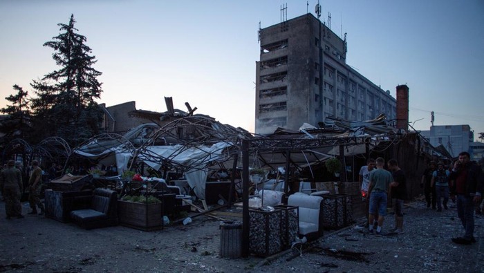 Rescues and volunteers wort at a site of hotel and restaurant buildings heavily damaged by a Russian missile strike, amid Russias attack on Ukraine, in central Kramatorsk, Donetsk region, Ukraine June 27, 2023. REUTERS/Oleksandr Ratushniak