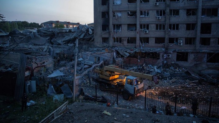 Rescues and volunteers wort at a site of hotel and restaurant buildings heavily damaged by a Russian missile strike, amid Russia's attack on Ukraine, in central Kramatorsk, Donetsk region, Ukraine June 27, 2023. REUTERS/Oleksandr Ratushniak