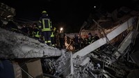 Beberapa bangunan di dekatnya juga rusak dalam serangan di kota tersebut, yang sering menjadi sasaran Rusia sejak invasi pada Februari 2022. Kramatorsk terletak sekitar 30 kilometer (18 mil) dari garis depan peperangan dengan Rusia.