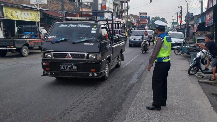 Situasi arus lalu lintas di sekitar Pasar Pancur Batu, Jalan Jamin Ginting, Rabu (28/6/2023). (Foto: Istimewa).