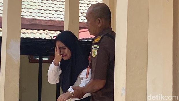 Wanita bernama Ardilla Rahayu Pongoh (ARP) di Sorong, Papua Barat Daya menangis usai dituntut penjara seumur hidup.